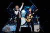Art Garfunkel (tv.) giver stadig koncerter efter bruddet med Paul Simon i 1970. Siden har de dog ved enkelte lejligheder optrådt sammen som her i 2004 i Parken i København. Arkivfoto: Peter Hove Olesen/Polfoto