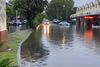 Biler kører i oversvømmede gader i Byron Bay i New South Wales. Foto: Ballina Surf/Reuters
