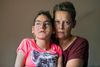 Simone Risager er multihandicappet. Hun fik fjernet en stor del af sin hjælp, da hun tidligere på året fyldte 18 år. Her er hun sammen med sin mor, Jane Risager. Foto: Søren Vendelbo