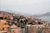 Albaniens sydligste by Saranda slynger sig i velkendt halvfærdig stil op ad den stejle bjergside.