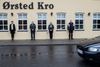 Kroen i Ørsted er omdrejningspunktet om mange af de gode aktiviteter, der foregår i byen. Fra venstre foran kroen er det: Tove Hjort Jensen, fmd. for Ørsted Kros Venner; Peter Krause; Jane Hansen med i Ørsted Borger- og Handelsstandsforening og Henning Hansen, fmd. for Ørsted IF og fmd. for Rougsø Fællesråd. Foto: Morten Lau-Nielsen