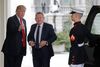 Donald Trump tog imod Lars Løkke Rasmussen, da denne kom ca. 10 minutter forsinket til Det Hvide Hus. Foto: Pablo Martinez Monsivais/AP