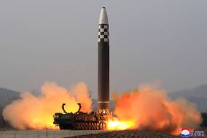 Nordkoreas affyring af et interkontinentalt missil møder fordømmelse fra flere lande, herunder USA og Japan.