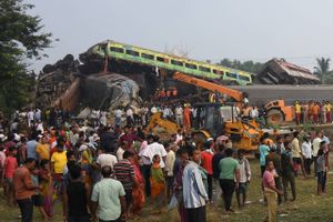 Ashok Samal var blandt de første, der ankom til stedet, efter en dødelig togulykke indtraf i Indien fredag.