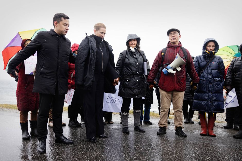 Statsminister Mette Frederiksen (S) kalder demonstranter ofre for en fejlslagen politik, hun vil se historien i øjnene og mener, at Rigsfællesskabet er under forandring.