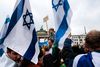 Der var mange israelske flag blandt demonstranterne foran Brandenburger Tor. Foto: Markus Schreiber/AP