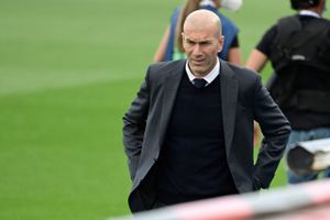 Franskmanden Zinedine Zidane forlader Real Madrid som cheftræner. Det oplyser klubben torsdag.
