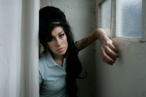 Amy Winehouses turbulente liv blev ifølge instruktøren Asif Kapadia omdannet til tabloidrapporteret underholdning for masserne.