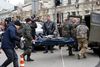 Liget af Denis Voronenkov bæres væk, efter han torsdag blev dræbt af skud foran et hotel i Kiev, Ukraine. Foto: Sergei Chuzavkov/AP