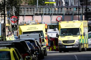 Flere personer har angiveligt fået forbrændinger i ansigtet, efter en beholder eksploderede. 