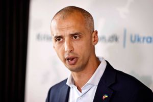 En potentielt skelsættende aftale i dansk udlændingepolitik rykker nu nærmere. Ifølge Jyllands-Postens oplysninger er regeringen kommet tættere på at lande en aftale om asyllejre i Rwanda, og for første gang bekræfter regeringen dialog med landet. Allerede i næste uge er flere partier i Folketinget indkaldt til møde om sagen.