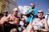 Et af de mest farverige og stemningsfyldte steder på Tønder Festival er Camp Smølfeland, der har været med på festivalen i 14 år. Stemningen når sit højdepunkt, når der bliver sunget fællessang om festivalgæsterne længere nede af de mudrede stier på campingområdet, som »bor i rækketelt til Tønder Festival«. Fotos: Thomas Emil Sørensen
