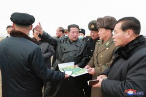 Mens Kim Jong-un fredag var på besøg på våbenfabrik, gav statsligt medie oplysninger om to prøveaffyringer.