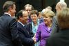 Kansler Angela Merkel og den franske præsident, Francois Hollande (nr. to fra venstre), vil arbejde for at opnå en fælles forståelse med USA om, hvordan deres respektive efterretningstjenester skal samarbejde i fremtiden. Til venstre den britiske premierminister, David Cameron. Foto: Michel Euler/AP