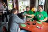 Genåbning af restauranter og cafeer kan betyde, at folk glemmer at holde aftand og spritte af, lyder det fra Statens Serum Institut. Her er en gruppe kammerater i gang med at fejre genåbningen på “Jagtstuen” i København. Foto:Stine Bidstrup
