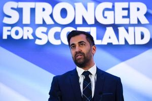 Humza Yousaf afløser Nicola Sturgeon som formand for partiet SNP, der står i spidsen for den skotske regering.