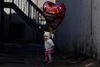 Søndag er det Valentinsdag, de elskendes helligdag. En tradition, der er kommet til Danmark udefra for et par årtier siden, men hvordan står det egentlig til med danskernes kærlighed nu om dage? Arkivfoto: Brynn Anderson/AP