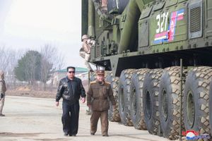 Under en militærparade siger Kim Jong-un, at atomvåben kan tages i brug, hvis Nordkoreas interesser angribes.