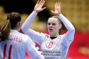 De danske håndboldkvinder slog Norges ditto med 28-27 efter en tæt afslutning i Golden League-kampen.