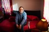 Den 59-årige John Allan Poulsen er udviklingshæmmet og har flere gange været offer for datingbedrageri og svindelopkald. Han har sammen med sin hjemmevejleder, Henrik Sørensen, ønsket at stå frem for at gøre personer med kognitive udfordringer og deres pårørende opmærksom på problemet. Foto: Gregers Tycho