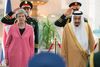 En ny rapport lægger pres på den britiske premierminister, Theresa May. Hun skal publicere indholdet af den rapport, der undersøger blandt andet saudi-arabisk finansiering af terror i Storbritannien, lyder det. På billedet ses hun sammen med Kong Salman ved et statsbesøg i Riyadh i 2017.