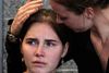 Amanda Knox trøstes af sin søster Jeanne, da hun netop er vendt hjem til Seattle efter fem barske år i italiensk fængsel. Foto: AP