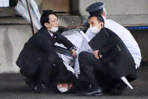 Der er lørdag tilsyneladende blevet kastet en røgbombe mod Japans premierminister, som er blevet evakueret.