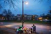 Et mindesmærke af blomster, breve og bamser er blevet til, der hvor Michael Brown den 9. august 2014 blev skudt af politiet.