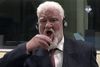 En time efter episoden meddelte en ansat i retten, at Praljak fortsat var i live. Han modtog behandling. Foto: AP
