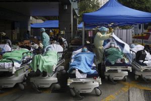 Kinas strategi med at behandle hvert smittetilfælde med krav om behandling og isolation har givet bagslag. 