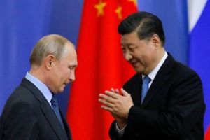 Op til Xi Jinpings besøg i Rusland hylder Vladimir Putin forholdet til Kina, der ønsker rolle som fredsmager.