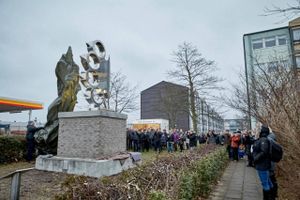 Tirsdag blev en ny skulptur ved bydelen Hedeparken i Ballerup præsenteret. Siden har skulpturens motiv været genstand for massiv debat. Foto: Hornsleth