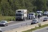 Lastbilen med de 71 lig blev fundet i den østrigste by Parndorf, som ligger tæt på grænsen til Ungarn. Formentlig er alle 71 flygtninge dog døde, før lastbilen forlod Ungarn. Foto: Ronald Zak/AP