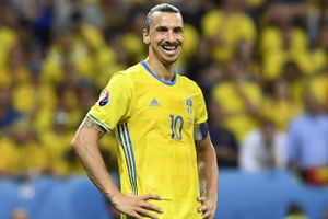 Zlatan Ibrahimovic er ikke med i landsholdstruppen mod Danmark. Tre superligaspillere er med i Sveriges trup.