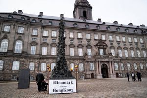 En skulptur foran Christiansborg beskyldes af Kina for at være en støtte til voldselementer i Hongkong og have til formål at bremse Kinas fremgang. 