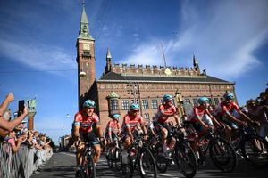 Onsdag aften stod tusindvis af danske tilskuere for første gang ansigt til ansigt med Tour de France-stjernerne under den officielle holdpræsentation. I løbet af dagen blev en lurende trussel tydelig og kostede flere af rytterne en plads i løbet, mens andre glæder sig til kulminationen på en vild udvikling for dansk cykling.