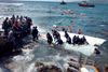Illegale migranter bjærges i land på stranden ved Zefyros på den græske ø Rhodos, efter at et sejlskib løb på grund den 20. april. Mindst tre omkom. Foto: Athens News Agency/AA