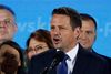 Bliver han Polens næste præsident? Rafal Trzaskowski er borgmester i Warszawa og den liberale oppositions kandidat til præsidentvalget Polen. Ved valgets første runde søndag fik han ifølge de første exit polls godt 30 pct. af stemmerne. I anden runde står han til at få nogenlunde lige så mange stemmer som sin modstander, Polens nationalkonservative siddende præsident, Andrzej Duda. Foto: Aleksandra Szmigiel / Reuters