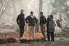 Californiens demokratiske guvernør, Gavin Newsom (tv), viser præsident Donald Trump en nedbrændt trailerpark ved byen Paradise i Butte county. Newsom siger, at de omfattende skovbrande uden al tvivl skyldes klimaforandringer. Foto: Leah Millis/Reuters