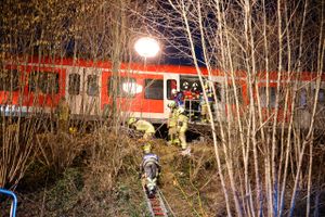 To tog er kollideret ved München i myldretidstrafikken mandag eftermiddag. En er død, og flere er kvæstet.