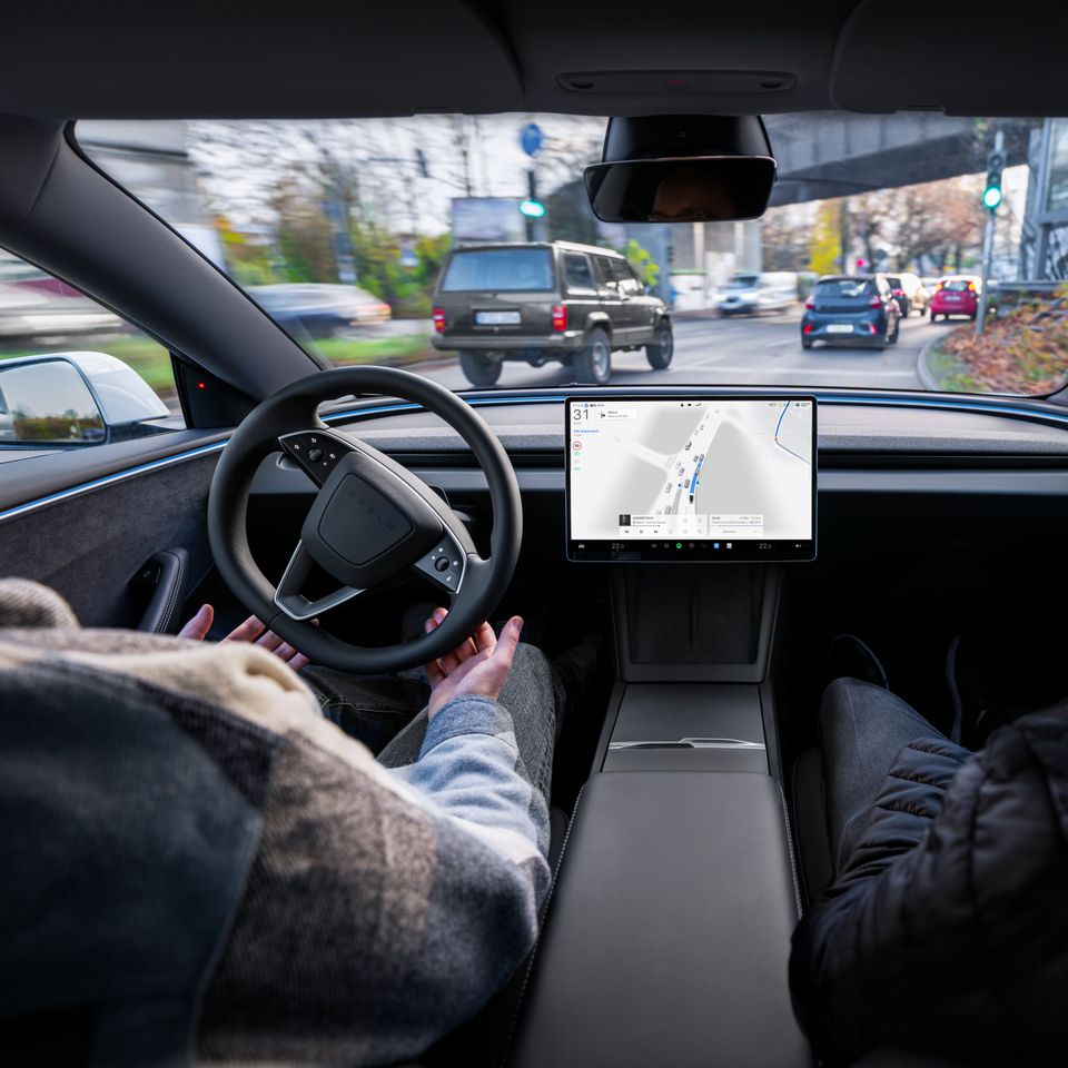 323 Bilradio i Tesla der kører selv og årets vigtigste Mercedes