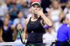 Først en bold hamret op i luften af glæde, så luftkys til publikum. Caroline Wozniacki var lettet over at komme videre til tredje runde af US Open. Foto: AFP