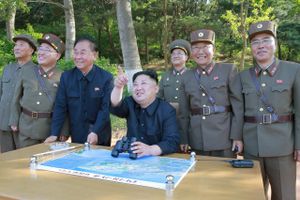Nordkoreas leder Kim Jong-un inspicerer på dette billede fra tidligere i år landets mellemdistancemissiler. Billedet er leveret via det nordkoreanske nyhedsbureau KCNA og ikke bekræftet af andre kilder. Foto: Ritzau Scanpix/KCNA KCNA