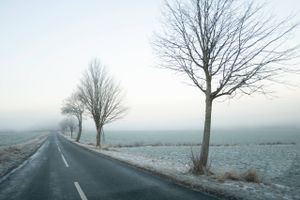 Flere steder i især Jylland bør man være opmærksom i trafikken grundet sneglatte veje. Ifølge DMI kan nogle steder forvente mere sne i aften og nat. 