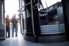 Sporvognsentusiaster var flittige med kameraet, og de kunne ikke vente med at se den nye Stadler Variobahn på dansk jord. De kørte derfor onsdag til grænsen for at følges med den tyske blokvogn det sidste stykke vej op gennem Jylland. Foto: Casper Dalhoff