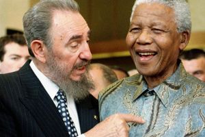 Fidel Castro og Nelson Mandela i et muntert øjeblik under et møde i 1998. Den sydafrikanske præsident glemte aldrig den hjælp, Cuba havde ydet under kampen mod apartheid. Foto: Patrick Aviolat/AP