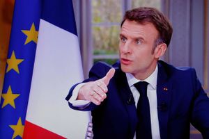 En omstridt pensionsreform var nødvendig, fastholder Emmanuel Macron efter kritik fra vælgere og opposition.