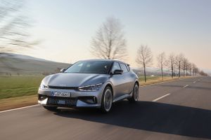 Kia gør op med normerne og lancerer nu en fuldblodselbil, der kan køre fra Porsche. 