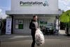 Kommunikationsdirektør Hanne Luke, Dansk Retursystem A/S, foran den nye pantstation, hvor man kan aflevere brugt pantemballage i særlige plastsække. Indholdet registreres på mindre end et minut, hvorefter pengene for panten overføres til brugerens bankkonto. Foto: Matthias Svold Maagaard