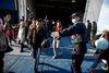»Flygtninge agerer politi over for hinanden,« siger konfliktforsker Vera Mironova, der mener, at en IS-kriger vil blive anmeldt. På billedet ankommer flygtninge til en havn vest for Athen i Grækenland. Foto: Yorgos Karahalis/AP